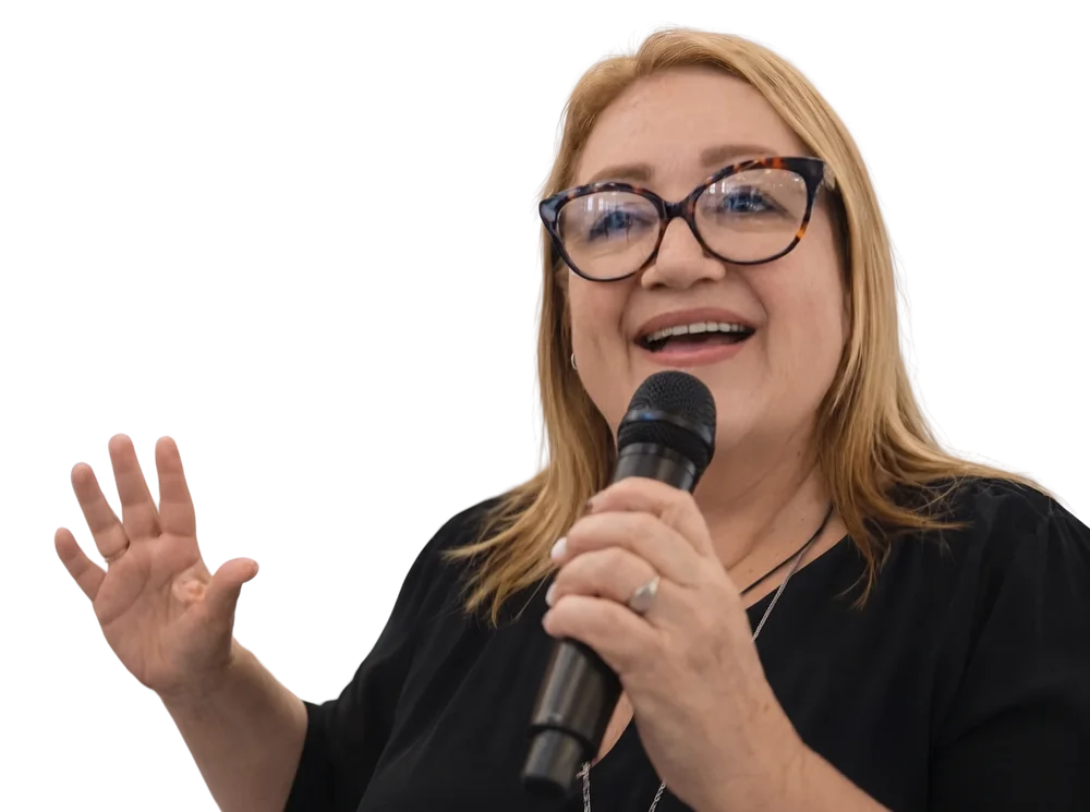 Sônia Maria Bonfanti Gonçalves com microfone