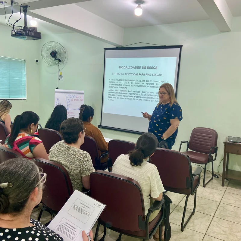 Curso presencial com apostilas e telão interativo