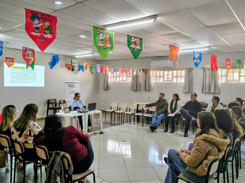 Formação integrada com equipes em círculo